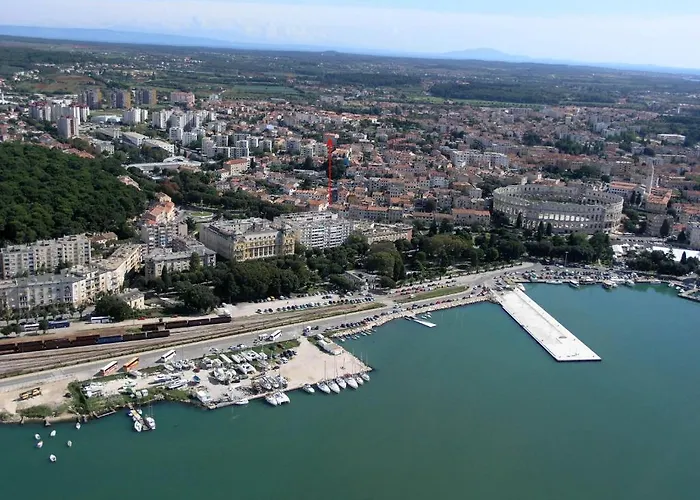 Center - Near The Central Bus Station Apartment Pula